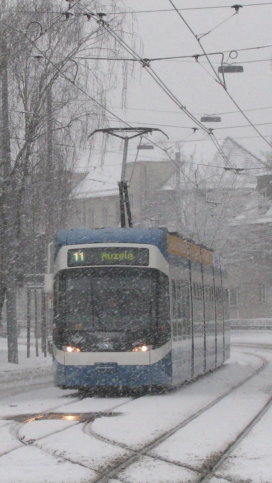 Tram im Schnee am Bucheggplatz